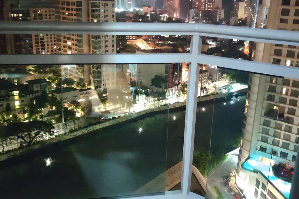 Aveline Suites Elite Rockwell View Acqua Private Residences Near Rockwell Makati Manila Luaran gambar